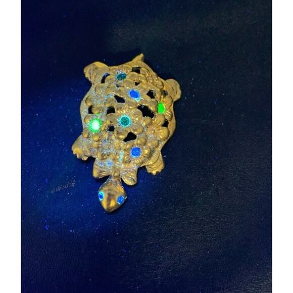 Vintage Avon Gold Tone Rhinestone Lt Green Stones Glow Under UV Turtle Brooch - Picture 3 of 7
